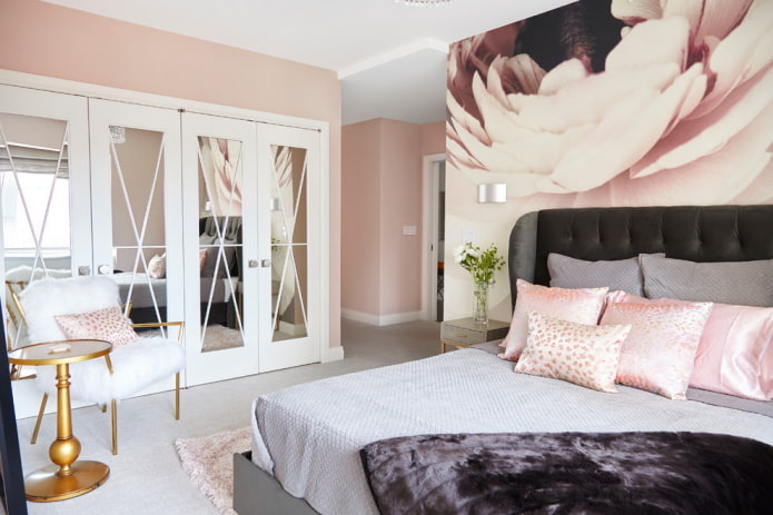 Möbel im Schlafzimmer in Rosatönen
