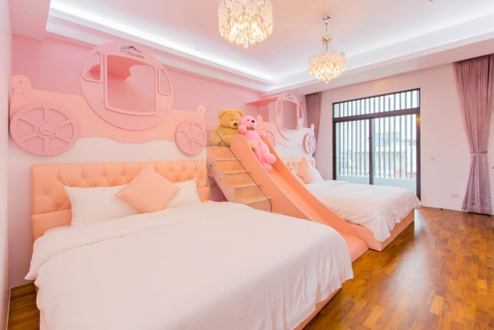 Beleuchtung im Schlafzimmer-Interieur in Rosatönen