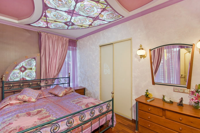 Blassrosa Tapete im Schlafzimmer