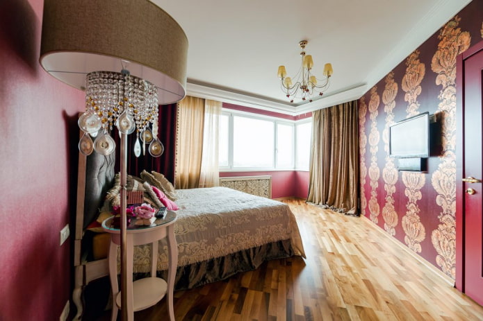 Dunkelrosa Tapete im Schlafzimmer