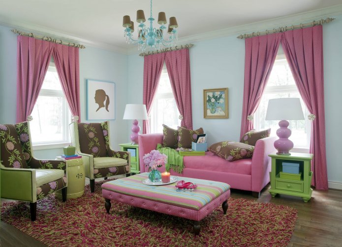 rosa Sofa und rosa Vorhänge