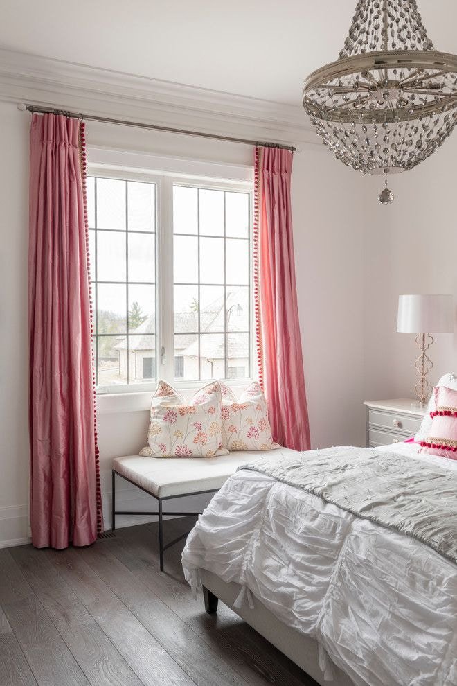 rosa Vorhänge im Schlafzimmer