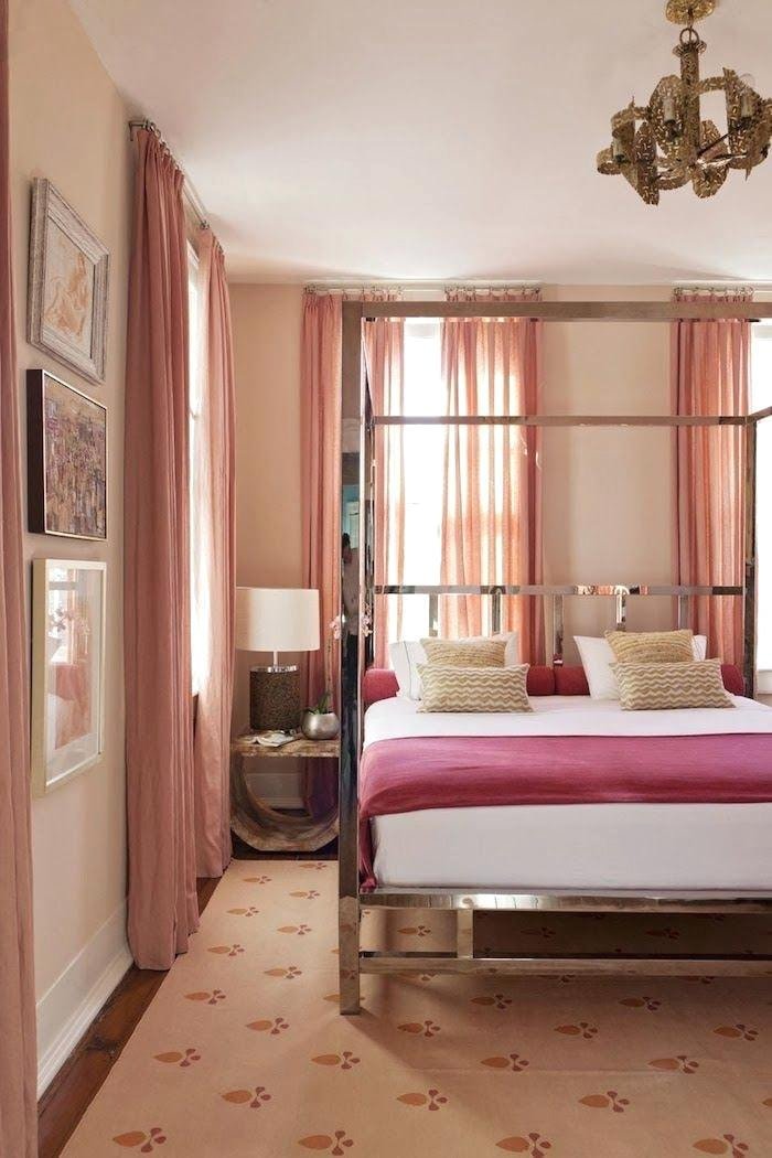 rosa Vorhänge im Schlafzimmer