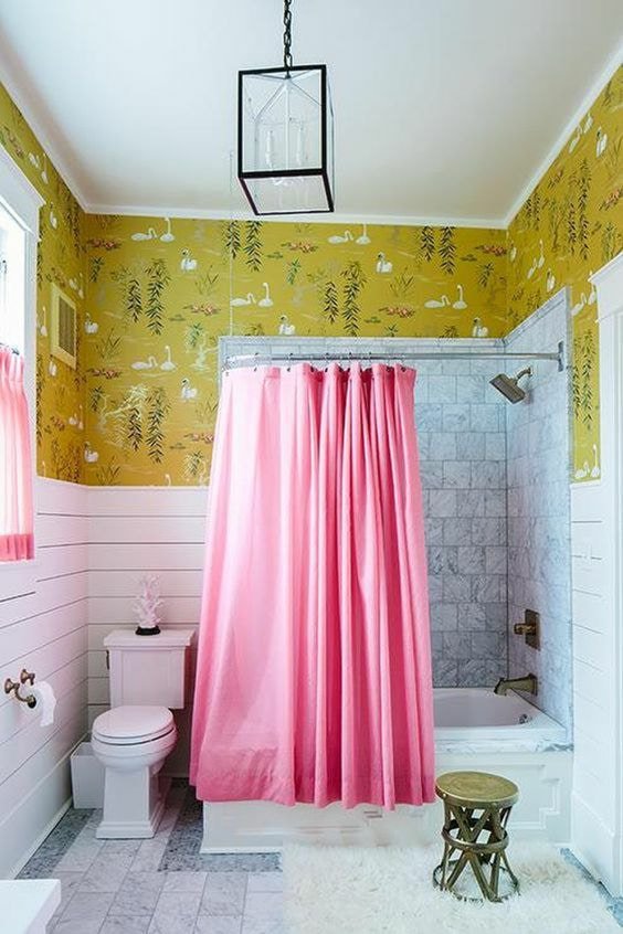 rosa Vorhänge im Badezimmer