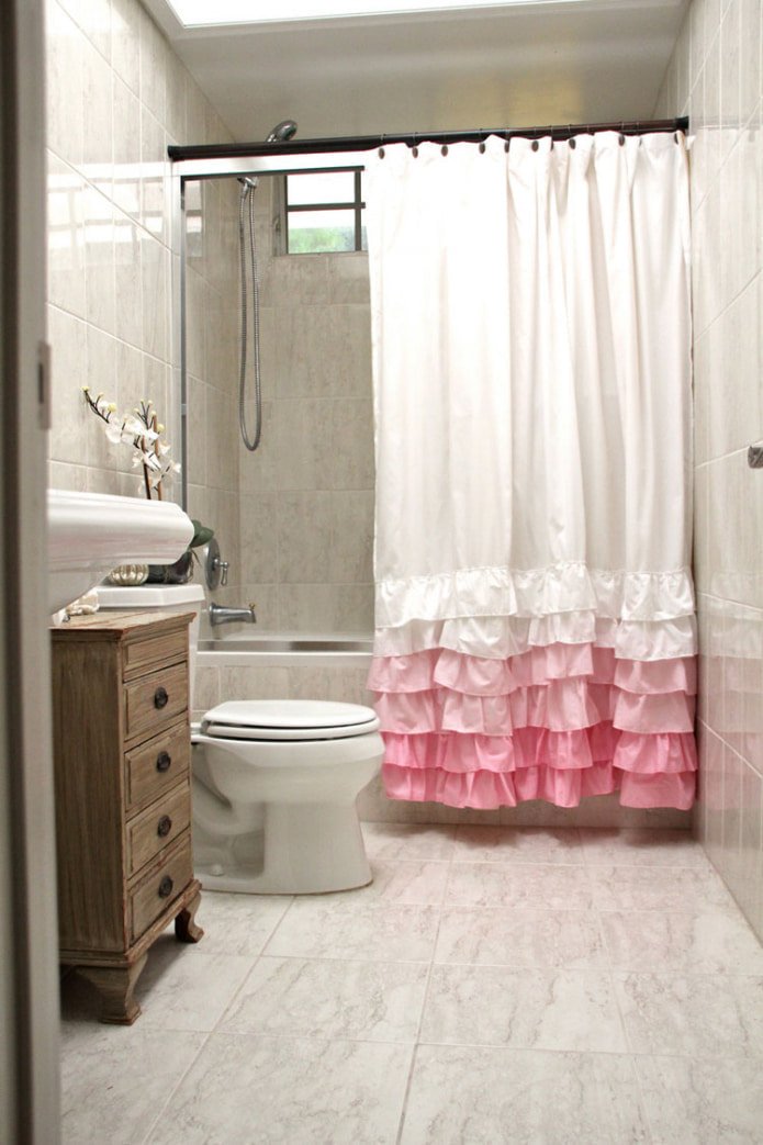 weiß-rosa Vorhang im Badezimmer