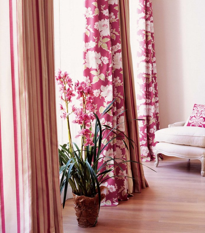 Vorhänge mit Blumenmuster
