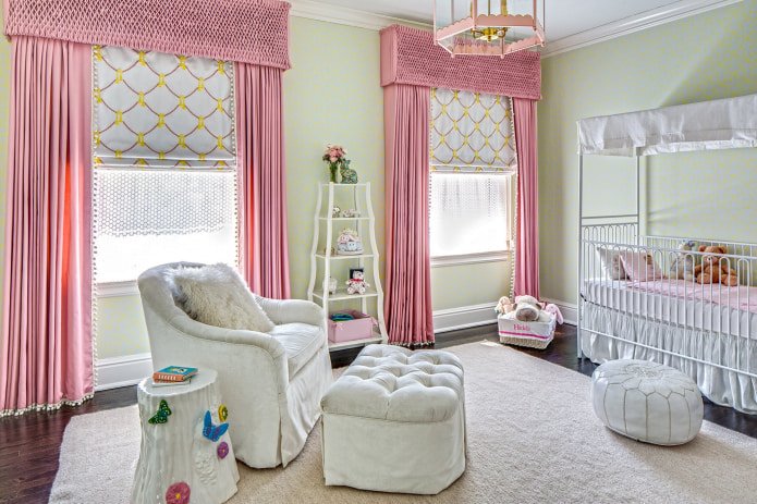 weiße und rosa Vorhänge im Kinderzimmer