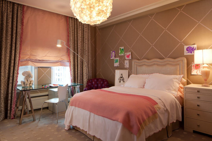beige und rosa Vorhänge im Schlafzimmer