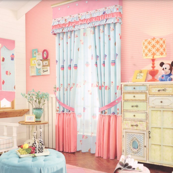 rosa und blaue Vorhänge in einem Kinderzimmer