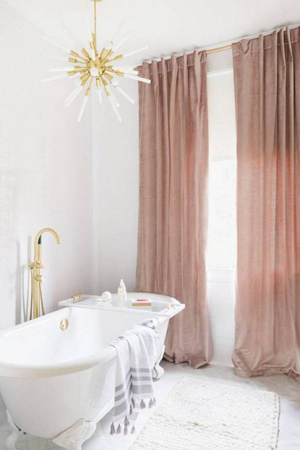 Altrosa Vorhänge in einem Badezimmer