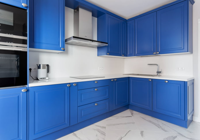 blaue Küche mit silbernen Beschlägen