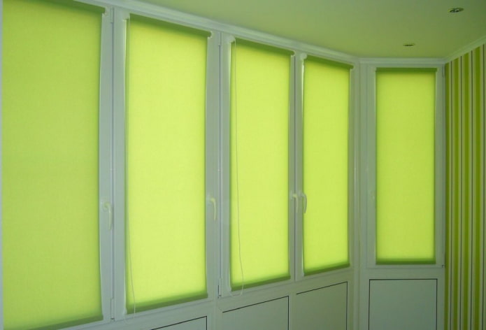 Grüne Rollos auf der Loggia