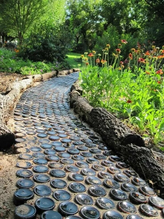 Gartenweg aus Flaschen