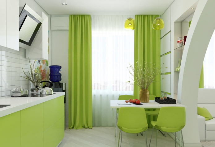 Vorhänge im Kücheninterieur in hellen Grüntönen