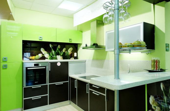 Kücheninterieur in Schwarz-Grün-Tönen