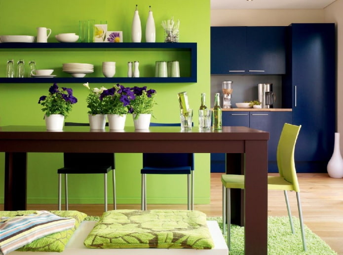 Kücheninterieur in blau-grünen Tönen