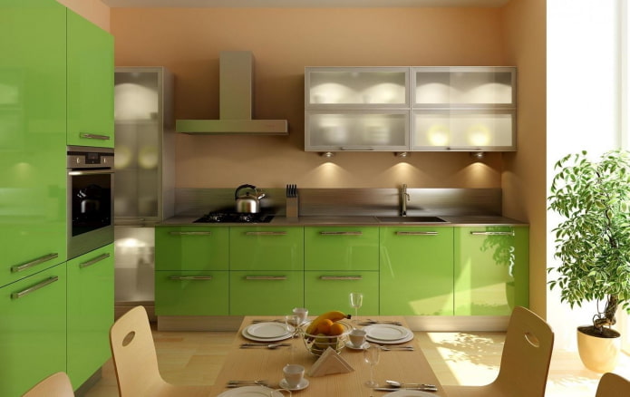 Kücheninterieur in Beige- und Hellgrüntönen