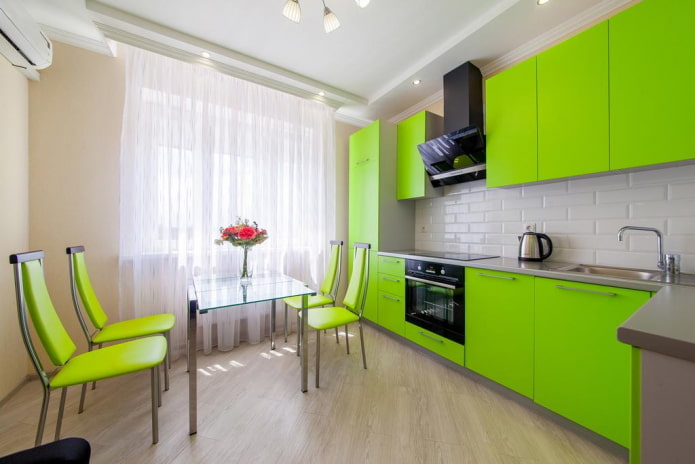 Möbel und Geräte im Kücheninterieur in hellen Grüntönen