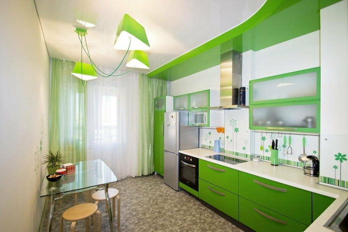 Vorhänge im Kücheninterieur in hellen Grüntönen