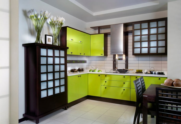 Möbel und Geräte im Kücheninterieur in Grüntönen
