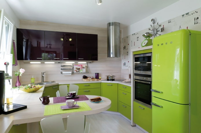Möbel und Geräte im Kücheninterieur in hellen Grüntönen