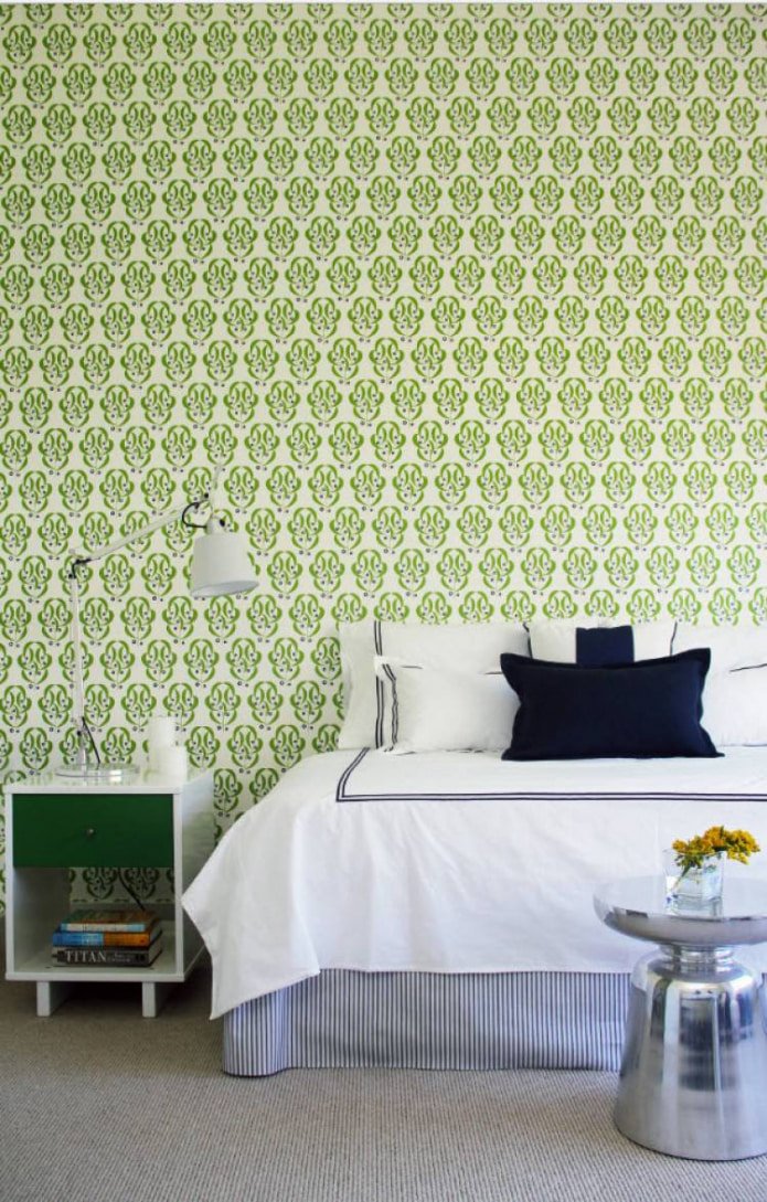 Hellgrüne Tapete im Schlafzimmer