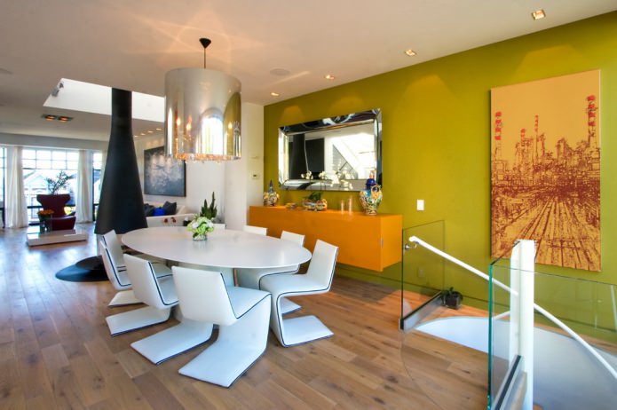 Hellgrünes und orangefarbenes Interieur