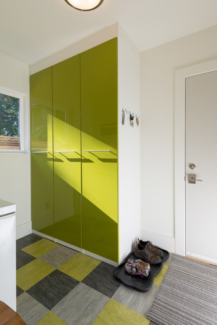 Kleiderschrank mit salatgrünen Fassaden
