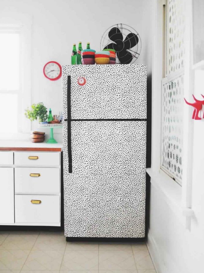 Selbstklebend am Kühlschrank