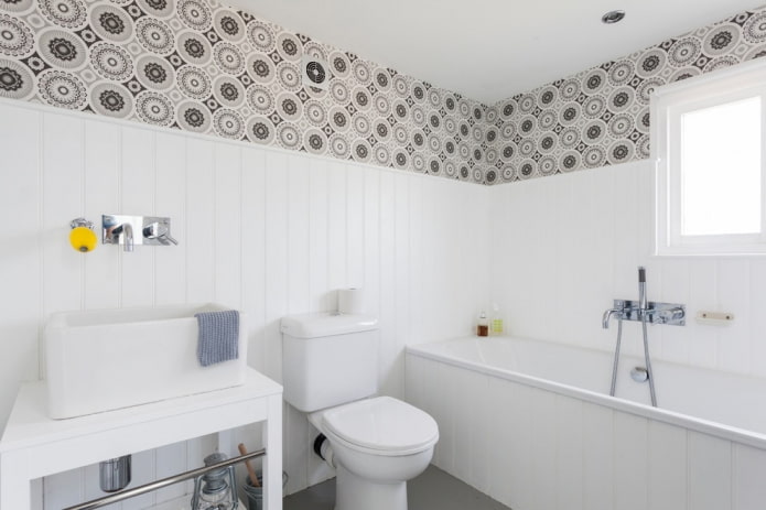 Kunststoff im unteren Teil der Badewanne