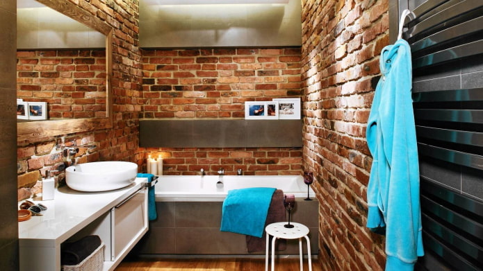 Ziegelwände im Badezimmer