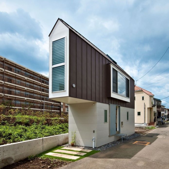 schmales Haus in Tokio bei Tag