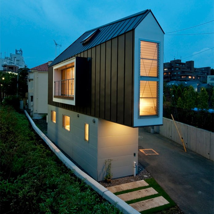 schmales Haus in Tokio bei Nacht