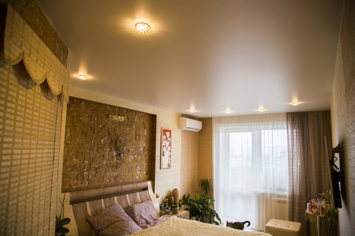 Satin-Spanndecke im Schlafzimmer
