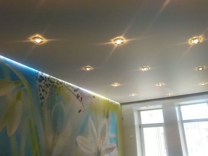 Satin-Spanndecke mit Strahlern
