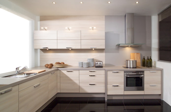 Kücheninterieur in Grau- und Beigetönen