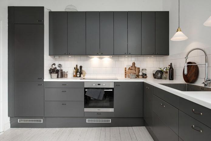 Kücheninterieur in Grau- und Weißtönen