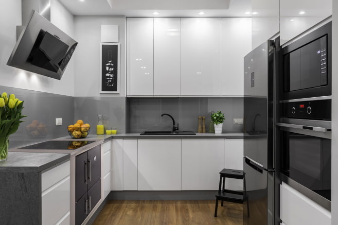 Kücheninterieur in Grau- und Weißtönen