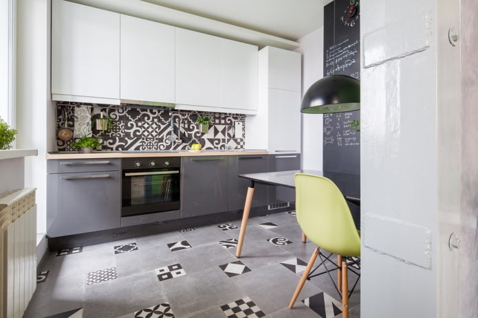 Kücheninterieur in Grau- und Weißtönen