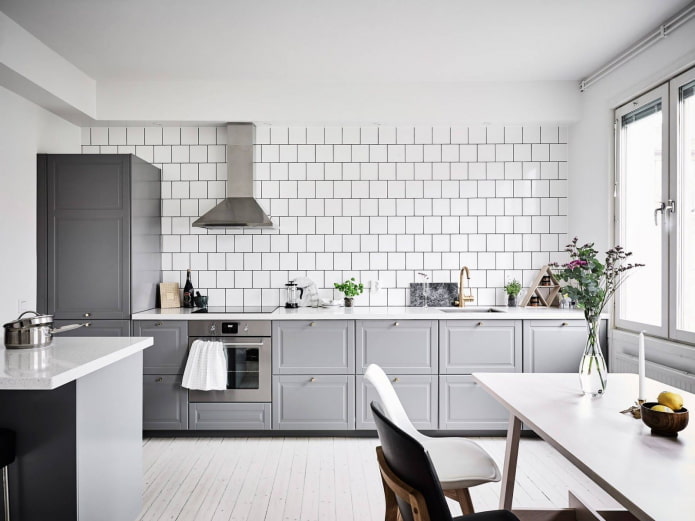 Kücheninterieur in Grau- und Weißtönen