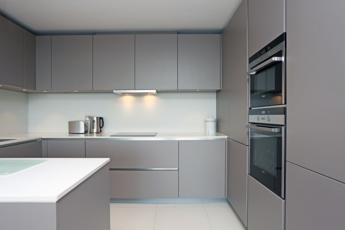 Kücheninterieur in Grau- und Weißtönen