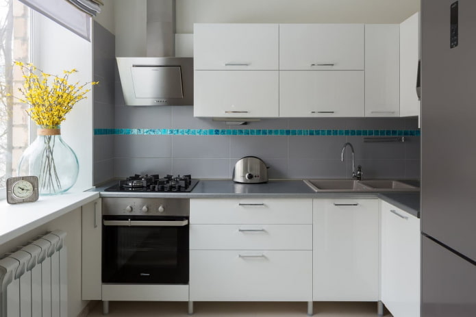 Kücheninterieur in Grau- und Weißtönen