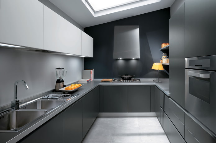 Kücheninterieur in dunklen Grautönen