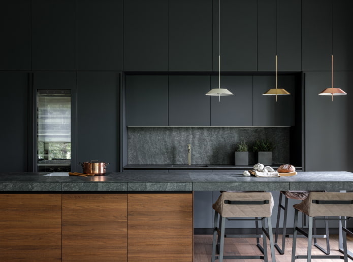 Kücheninterieur in dunklen Grautönen