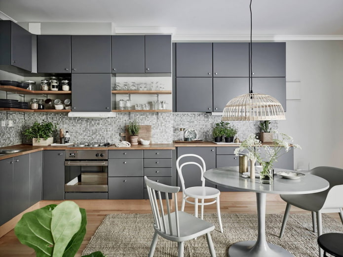 Möbel und Geräte im Kücheninterieur in Grautönen