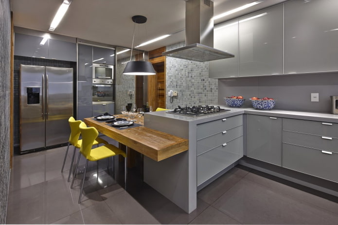 Möbel und Geräte im Kücheninterieur in Grautönen