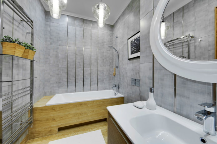 Lampen über der Badewanne