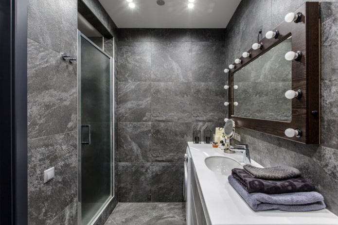 Graues Badezimmerinterieur im Loft-Stil