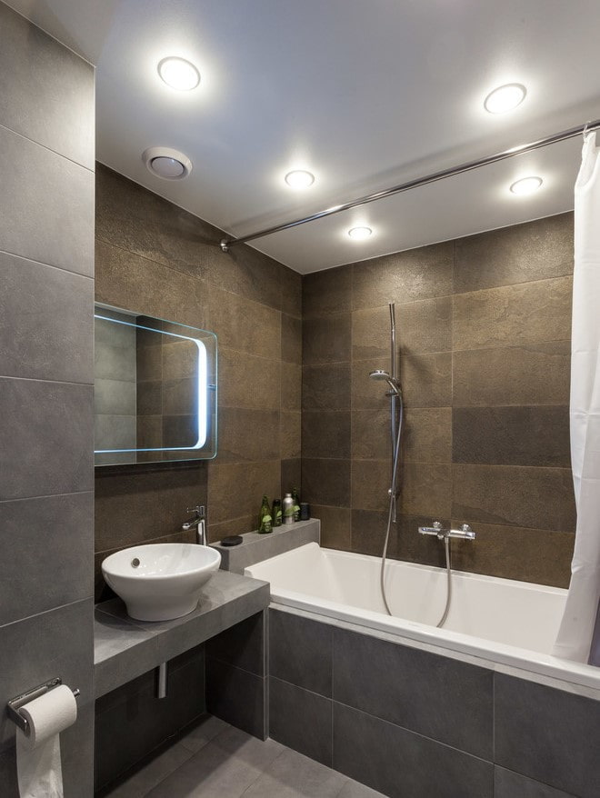 Badezimmer-Interieur in Graubrauntönen
