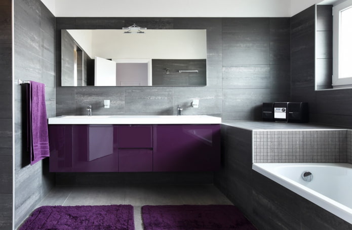 graues Badezimmer mit grauen Akzenten